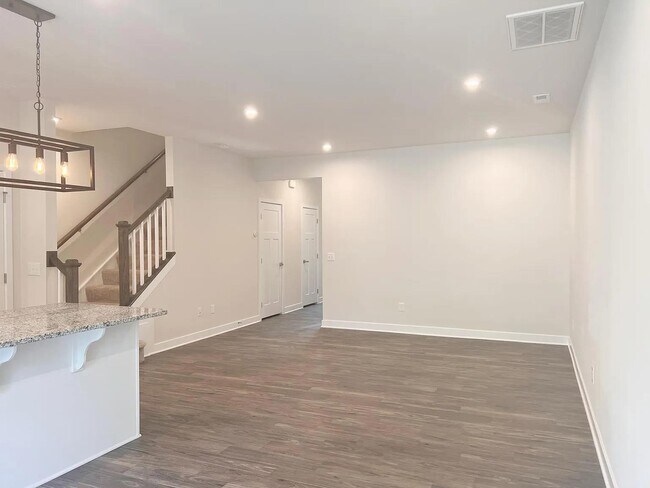 Building Photo - 131 Lilywood Ct