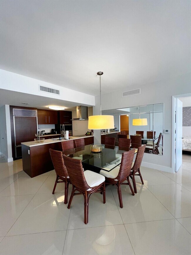 Building Photo - 495 Brickell Ave