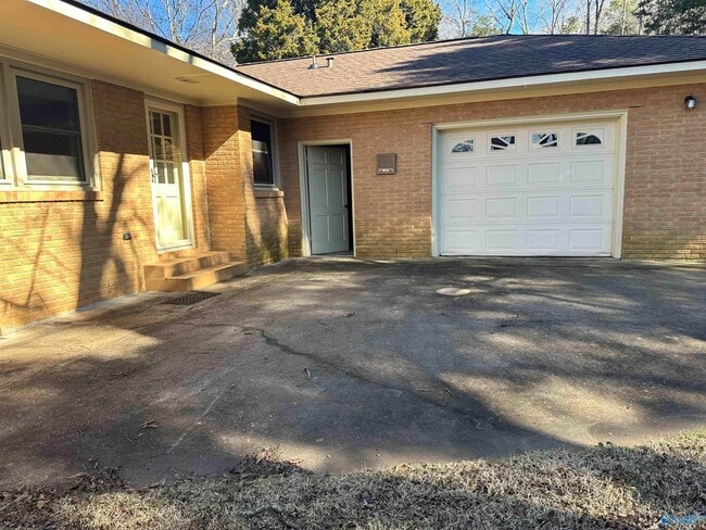 Building Photo - 102 Jones Valley Dr SW