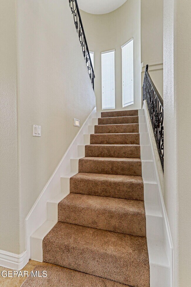 Building Photo - 6285 Wildwood Ct