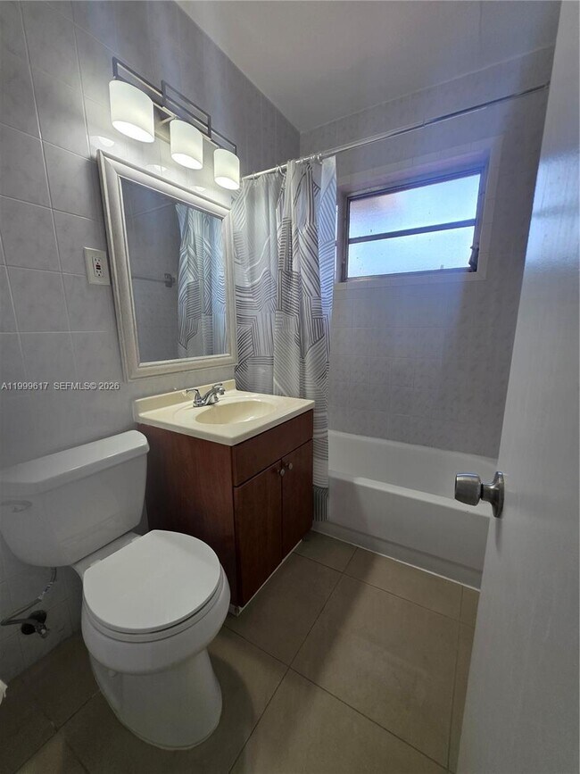 Building Photo - 2832 SW 37th Ave