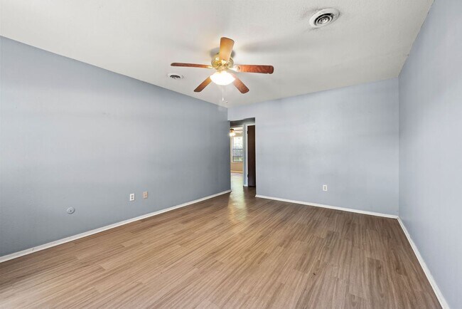 Building Photo - Cute Townhome
