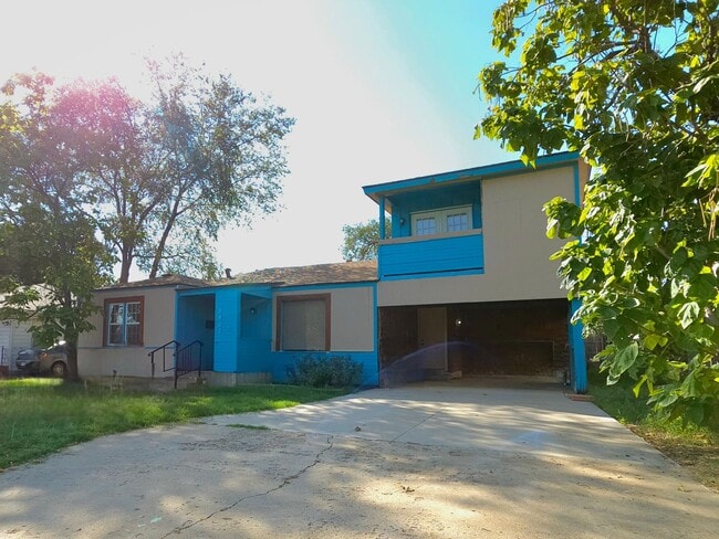 Building Photo - PRE-LEASING FOR SUMMER - Charming 4 Bedroom in the Heart of Lubbock