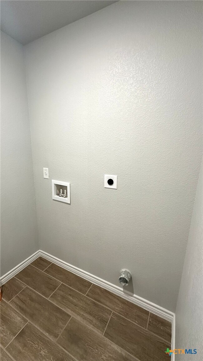 Building Photo - 5202 White Rose Dr