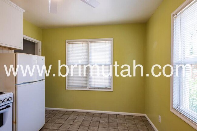 Building Photo - 2364 E Redondo Ave