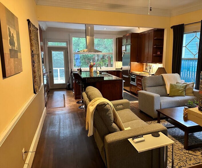 Building Photo - 462 Greenwood Ave NE