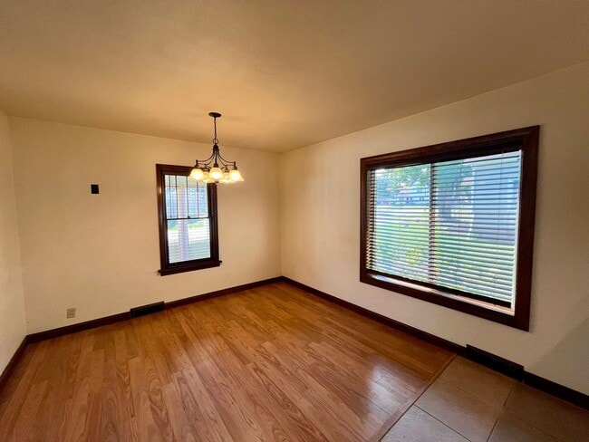 Building Photo - Large 3 Bed 2 Bath Single Family Home in M...