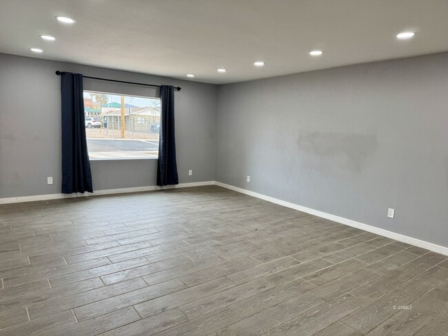 Building Photo - 419 E 7th St