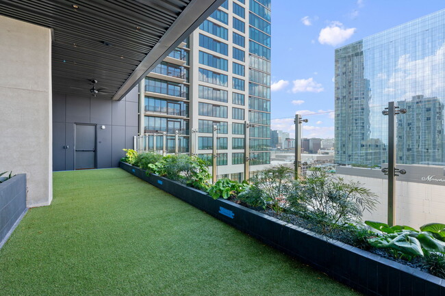 Building Photo - 610 Davis St