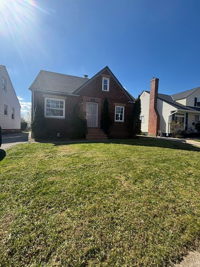 Building Photo - Spacious Single Family Home