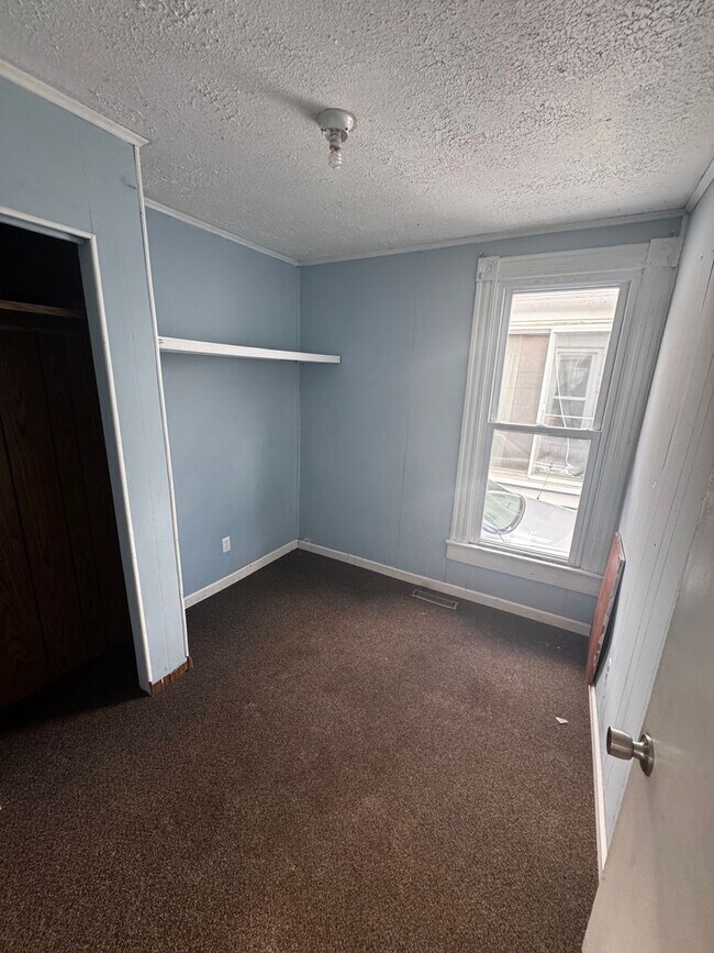 Building Photo - 3 bed/ 1.5 Bath