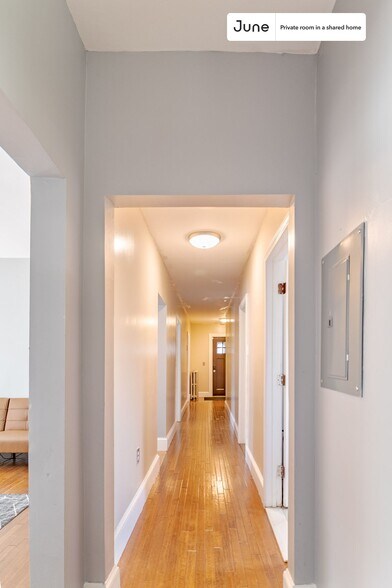 Building Photo - Room in Shared 3 bed/1.5 bath home
