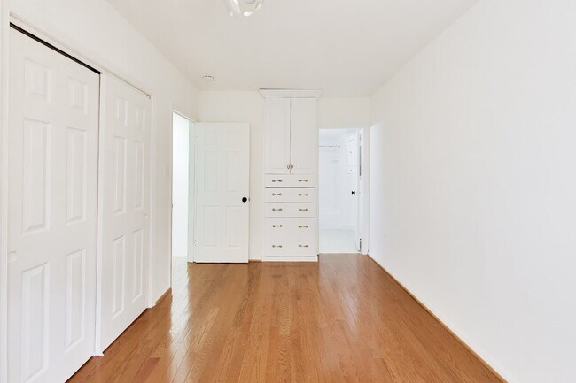 Building Photo - Bright 16th St Condo + Parking