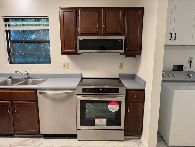 Building Photo - Black Mountain - Newly Renovated 3 Bedroom