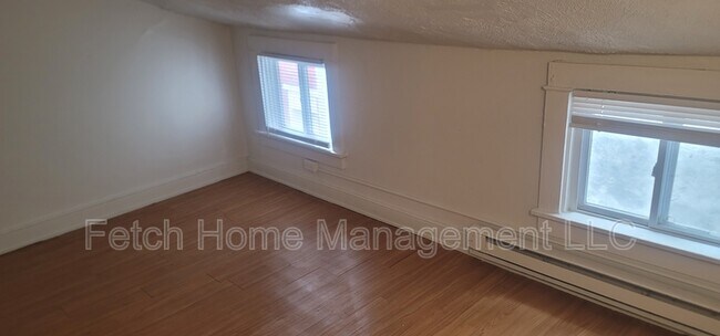 Building Photo - 438 E Strawberry St