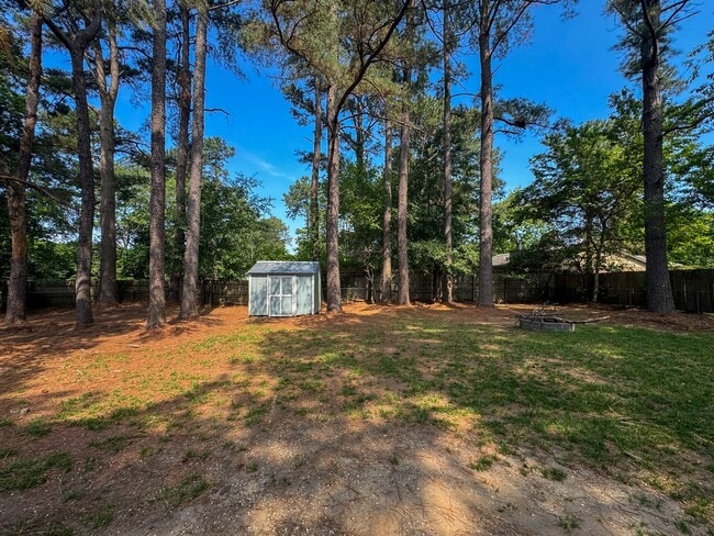 Building Photo - Charming 3 Bed 2 Bath Home with Fenced Yard