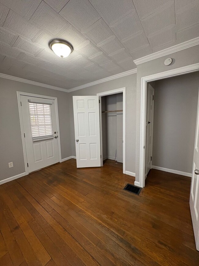 Building Photo - Newly Renovated 2 Bedroom House in Avalon!