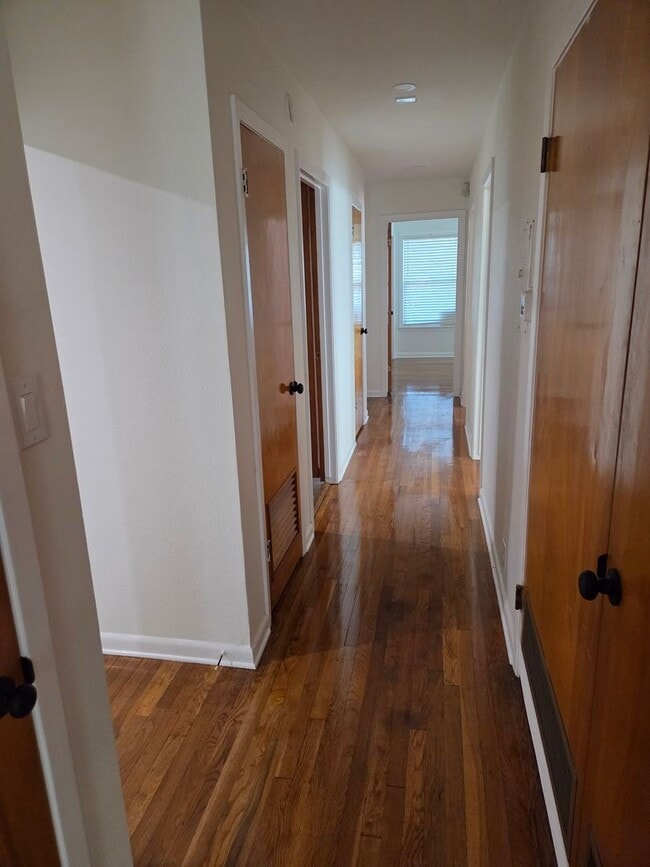 Building Photo - Travis Heights