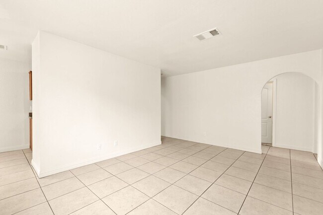 Building Photo - Spacious Ground-Level 2-Bedroom Condo Near...