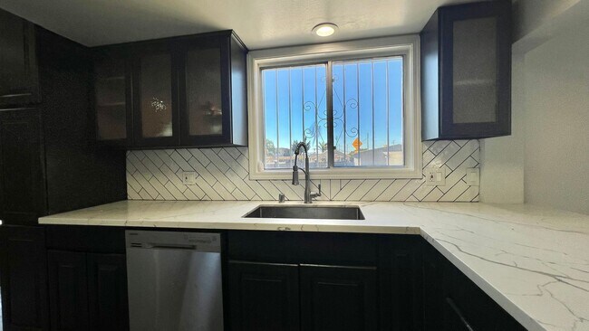 Building Photo - Lovely House 4BR 2.5BA with Large Backyard