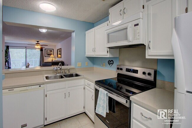 Building Photo - 8471 Yadkin Cir