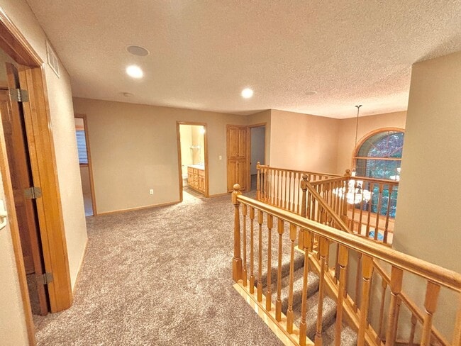 Building Photo - Huge 5 bed home located in Maple Grove!