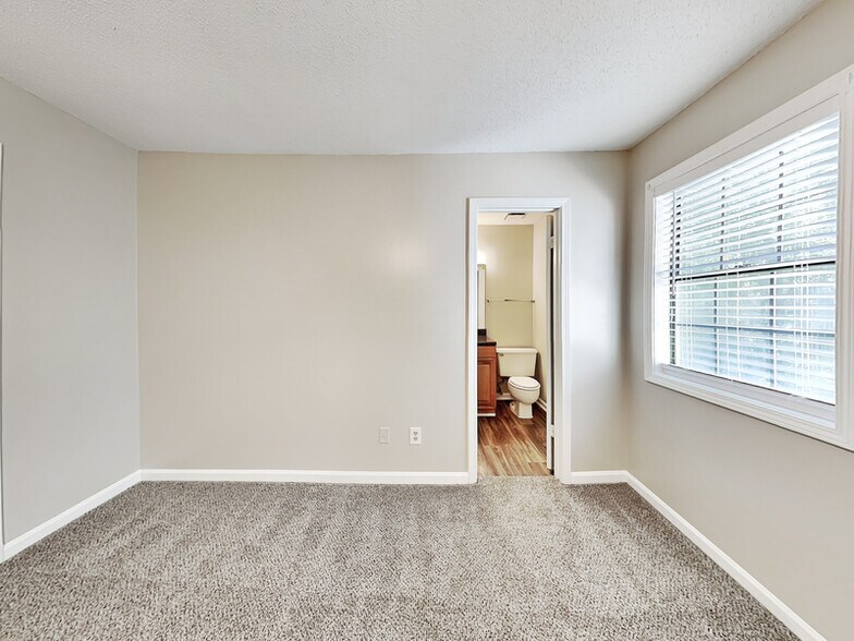 Building Photo - 5022 Hawthorne Ct