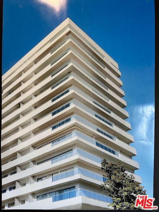 Building Photo - 838 N Doheny Dr