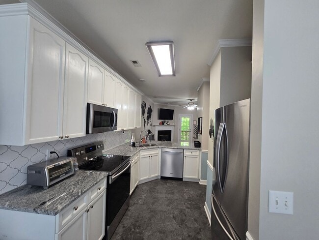 Building Photo - Spacious 2-Bedroom Townhome in Amenity-Ric...