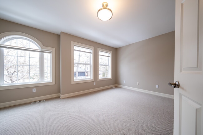 Building Photo - 3290 N Shore Dr