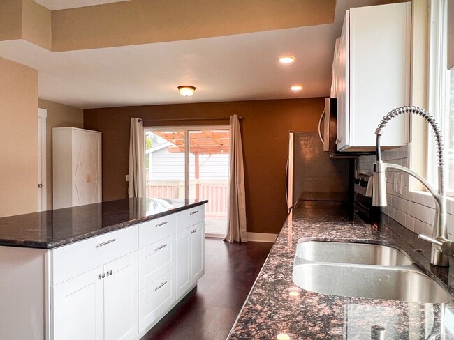 Building Photo - OWN970