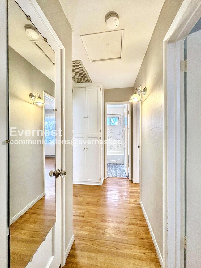 Building Photo - 3 Bed/2 Bath Home with Garage / Vouchers A...