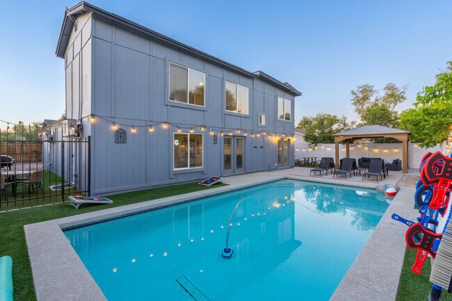 Building Photo - 3733 E Dahlia Dr