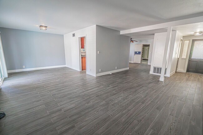 Building Photo - Single Story Pool House for Rent in Canyon Country!