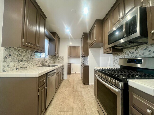 Building Photo - 3 BEDROOM/1 BATH HOUSE IN SOUTHWOOD RIVIERA TORRANCE