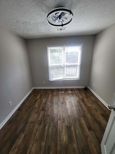 Building Photo - 7700 Lakeshore Ct