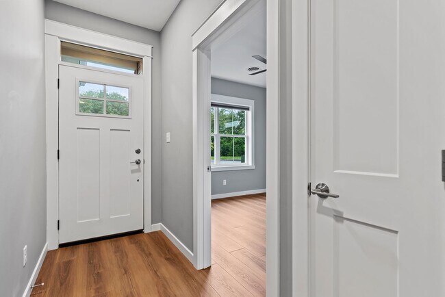 Building Photo - Luxury 3 Bed, 2.5 Bath - Townhome - AVAILABLE Nov. 17, 2025