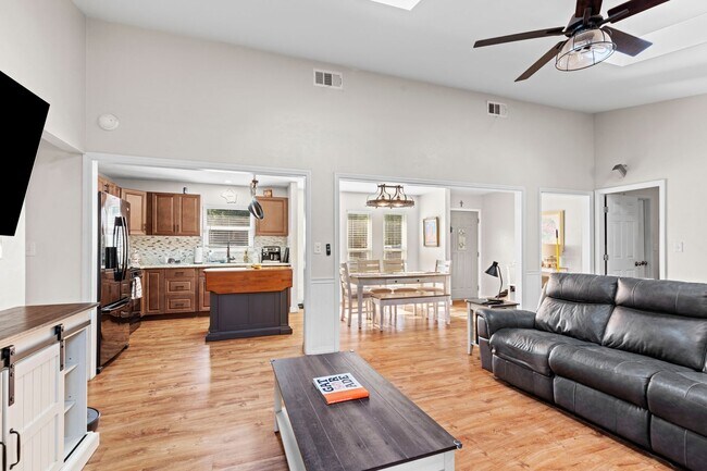 Building Photo - Beautifully updated 3 bedroom 2 bath home in Valwood