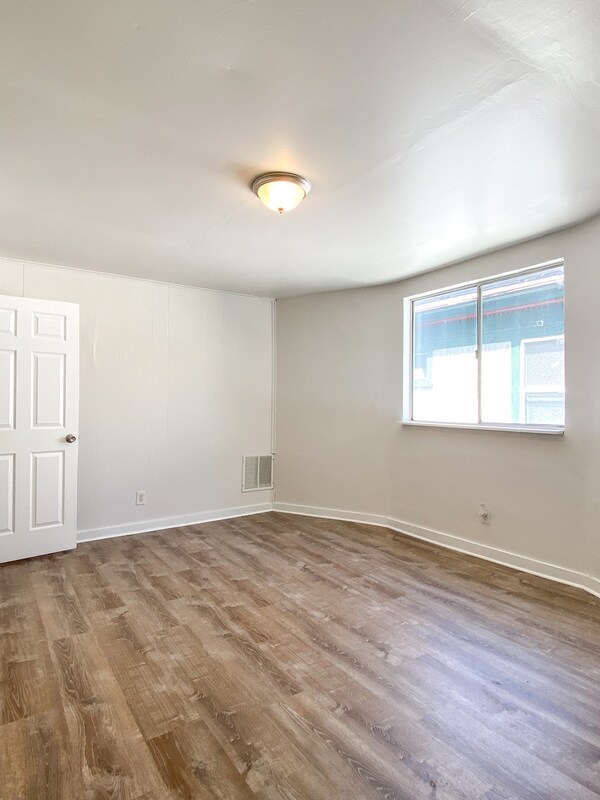 Building Photo - 723 Taylor Ave