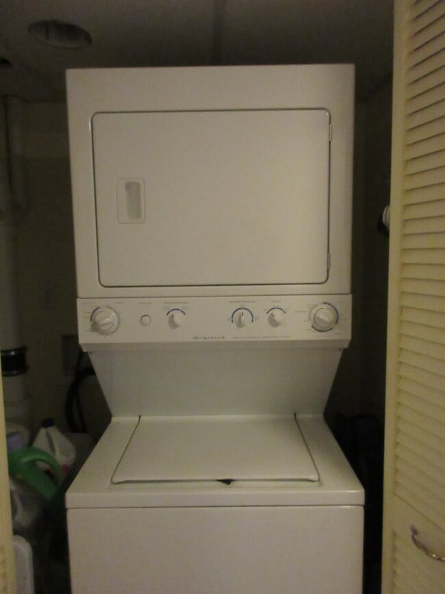 Building Photo - $1,300- 1 Bedroom, 1 Bathroom Cozy Unfurni...