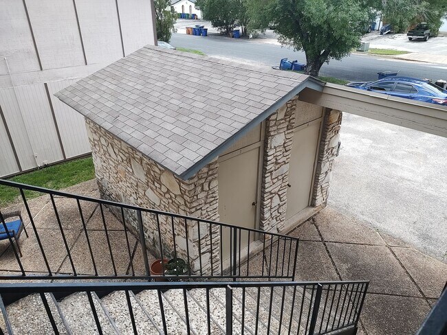 Building Photo - 1302 Hollow Creek Dr