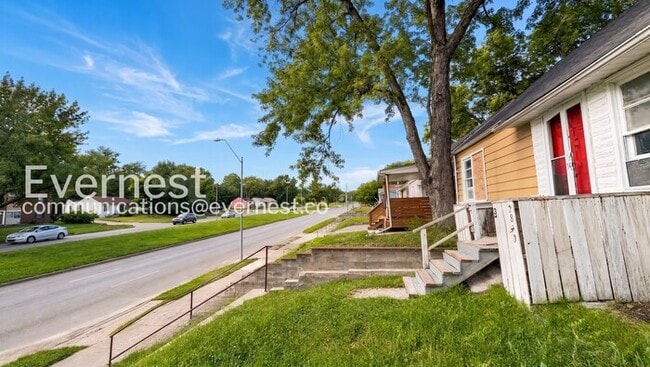 Building Photo - Cozy 2 Bed / 1 Bath Home / Pet-Friendly / Vouchers Accepted / Available Now!