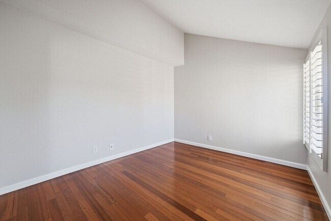 Building Photo - Beautifully Updated 5 Bedroom Woodbridge Home with Pool and much more!