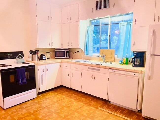 Building Photo - 202 North Ave