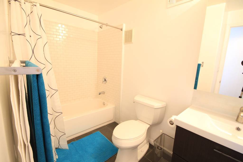 Building Photo - 2060 Glencoe Way