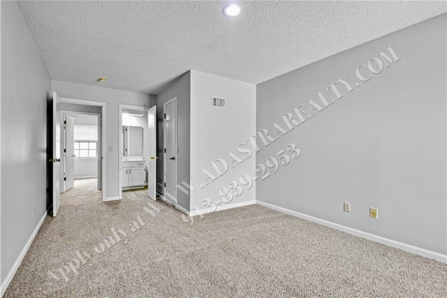 Building Photo - 3 Bed 1.5 Bath Duplex in Blue Valley Schoo...