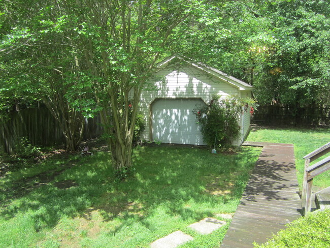 Building Photo - 113 Runaway Ln