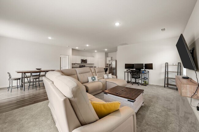 Building Photo - 4724 Swan Nck Dr