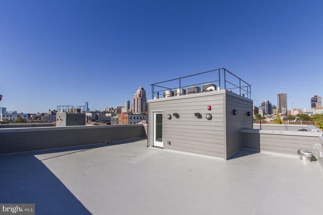 Building Photo - 712 S Sartain St