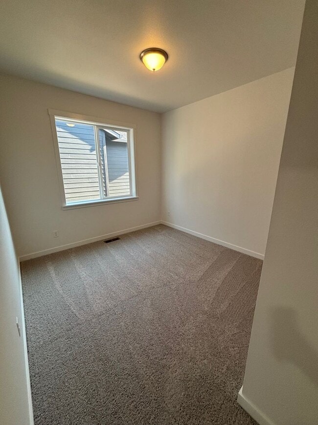 Building Photo - 3 Bedroom 2 Bath Silverton OR